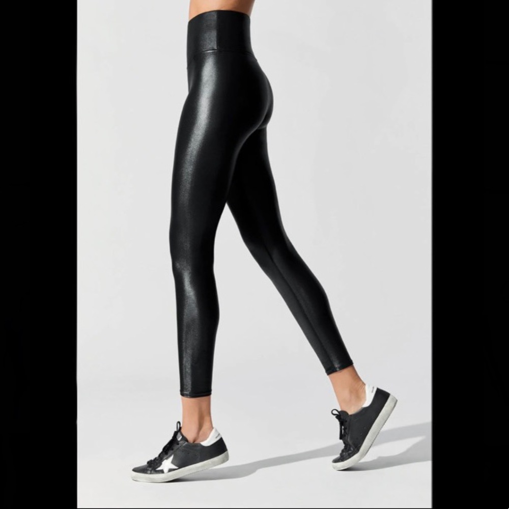EUC Carbon38 High Rise 7/8 Leggings in Black Takara Shine